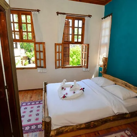 Wood House Отель 3*